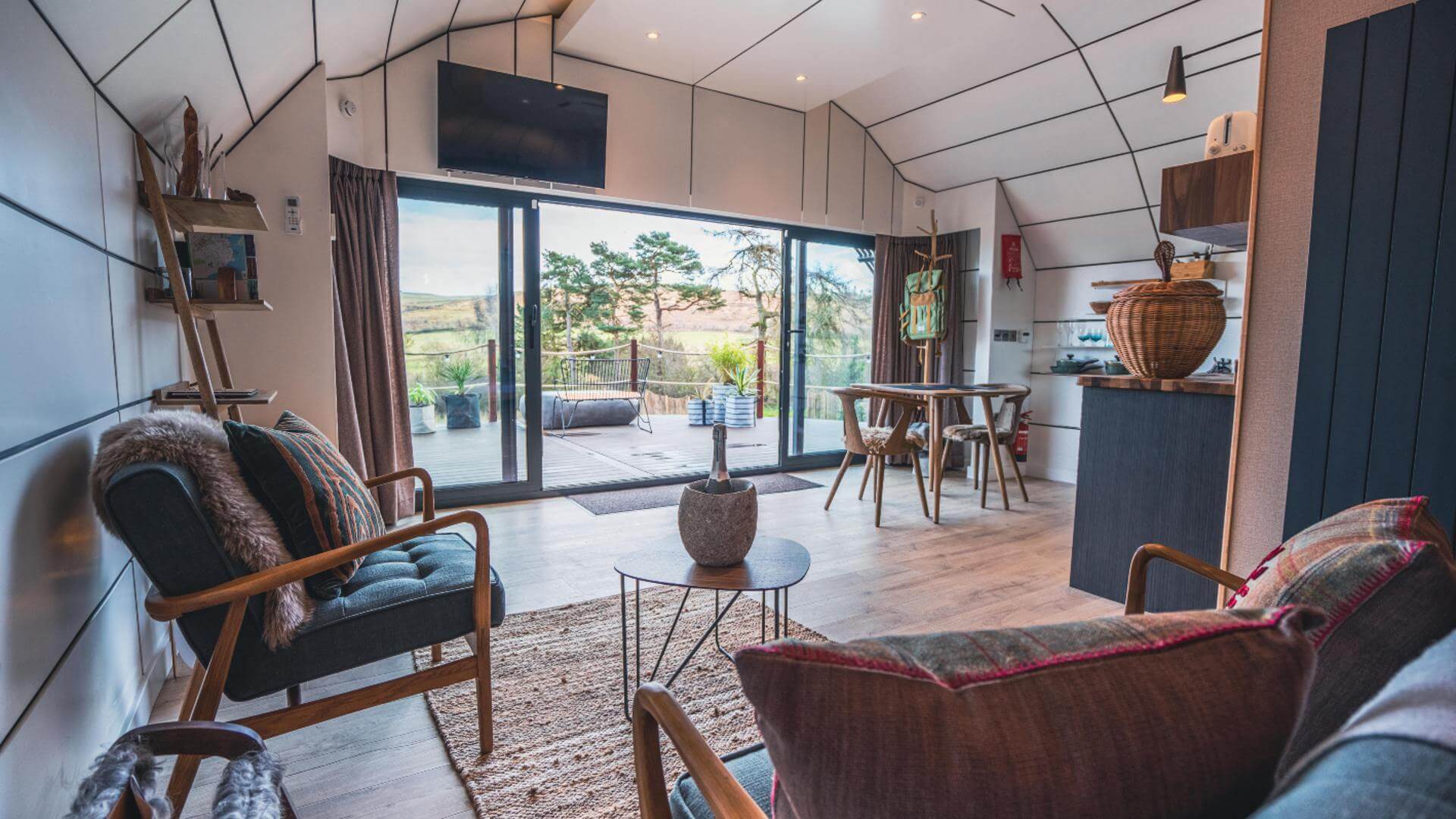 the-glebe-retreat-dining-area