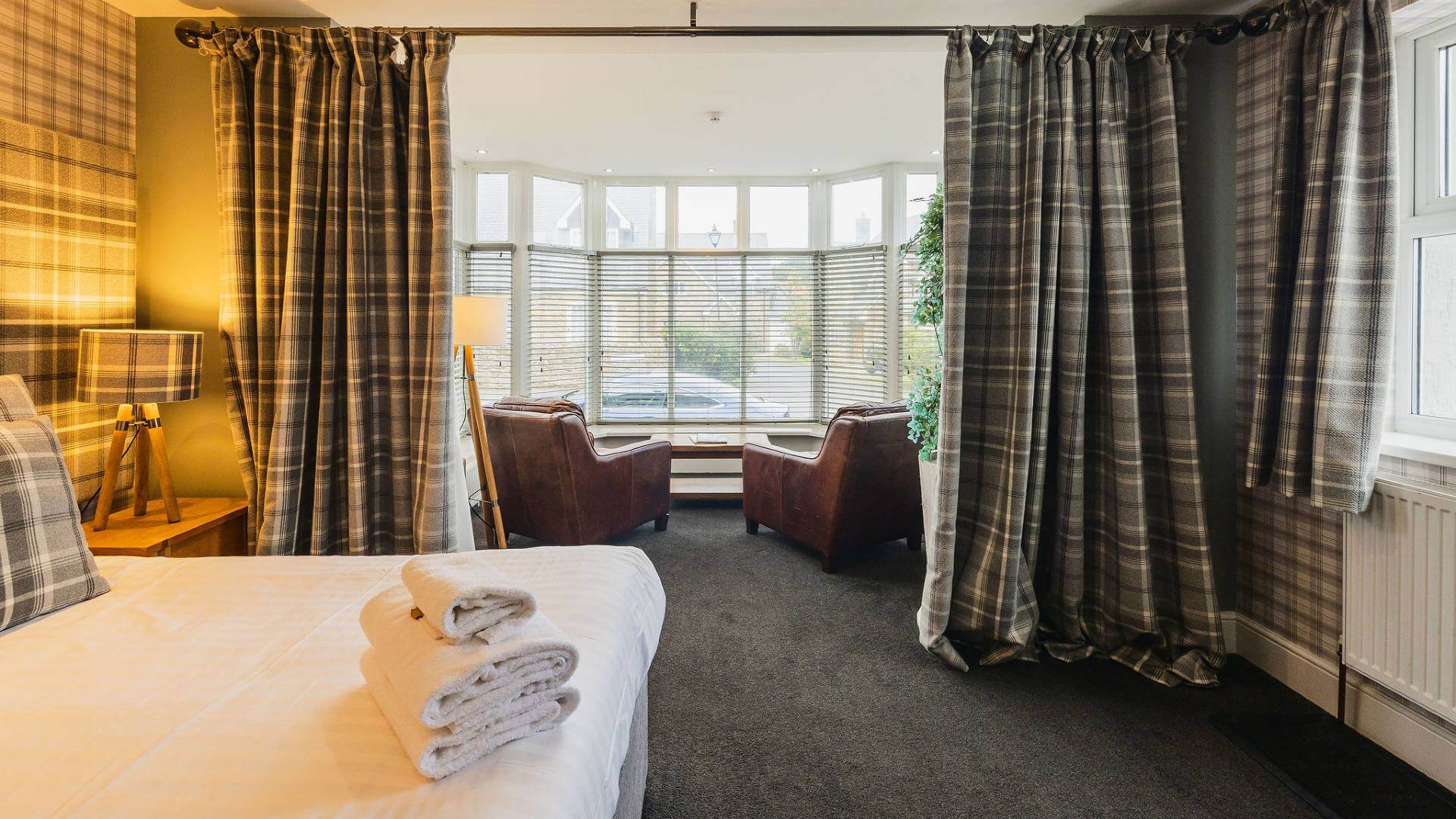 Bedroom w/ sitting area