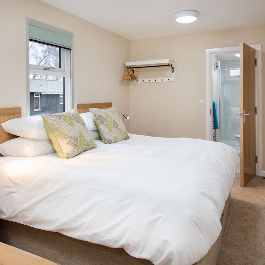 vn-large-Guest-Room-with-en-suite-shower-room.jpg