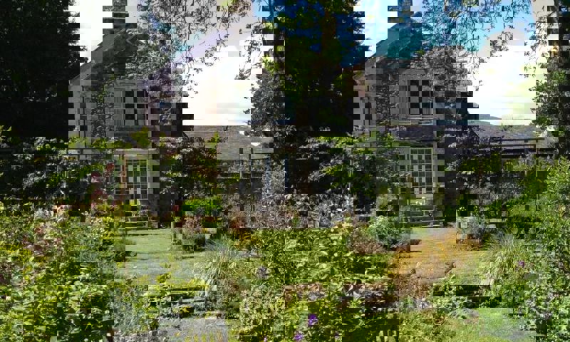 vn-large-Ingram-House-and-beautiful-garden.jpg