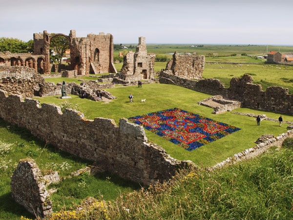 30,000 Glass Jars Create Gospels Colour Explosion