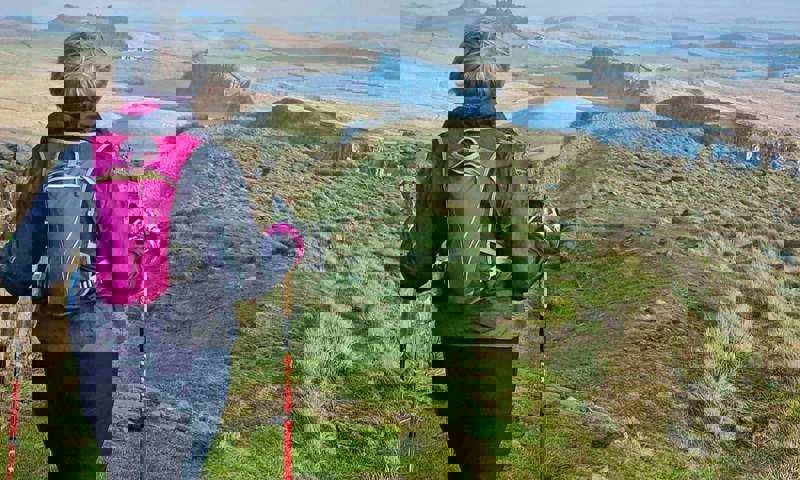 Women-walk-the-wall