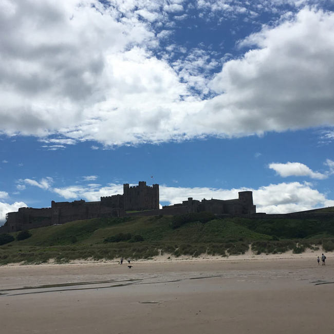 Walking-short-walks-seahouses-to-Bamburgh-HEROcredit-@lsn22