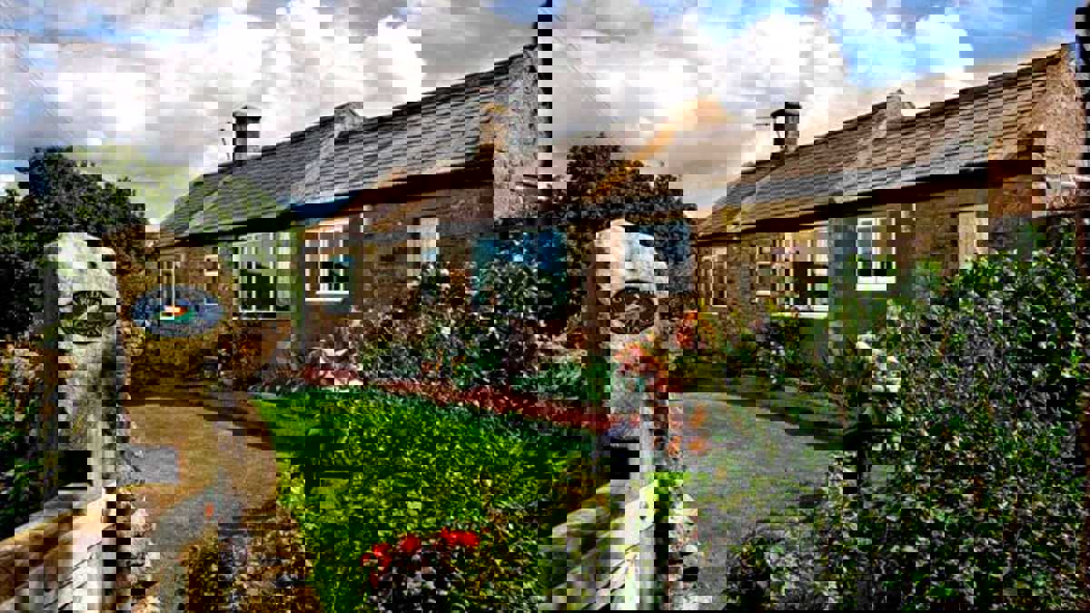 outside-garden-cottage