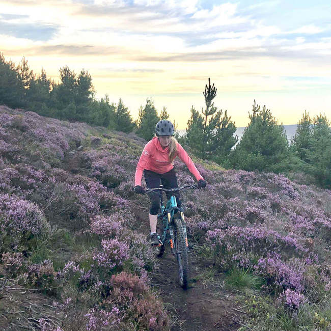 Activitis-Mountain-biking-HERO-@emmz_edt