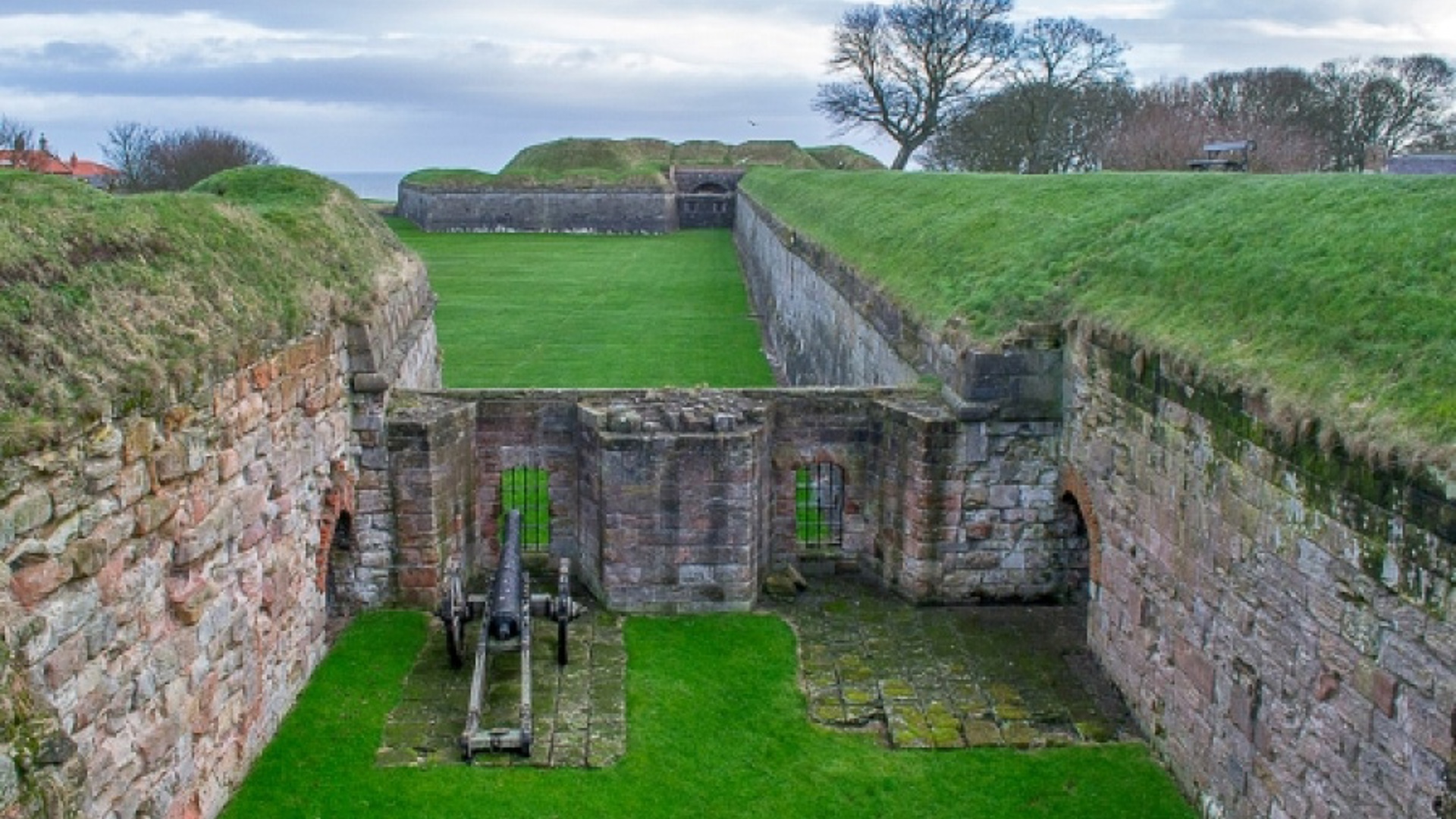 Vn Large Elizabethan Fortifications