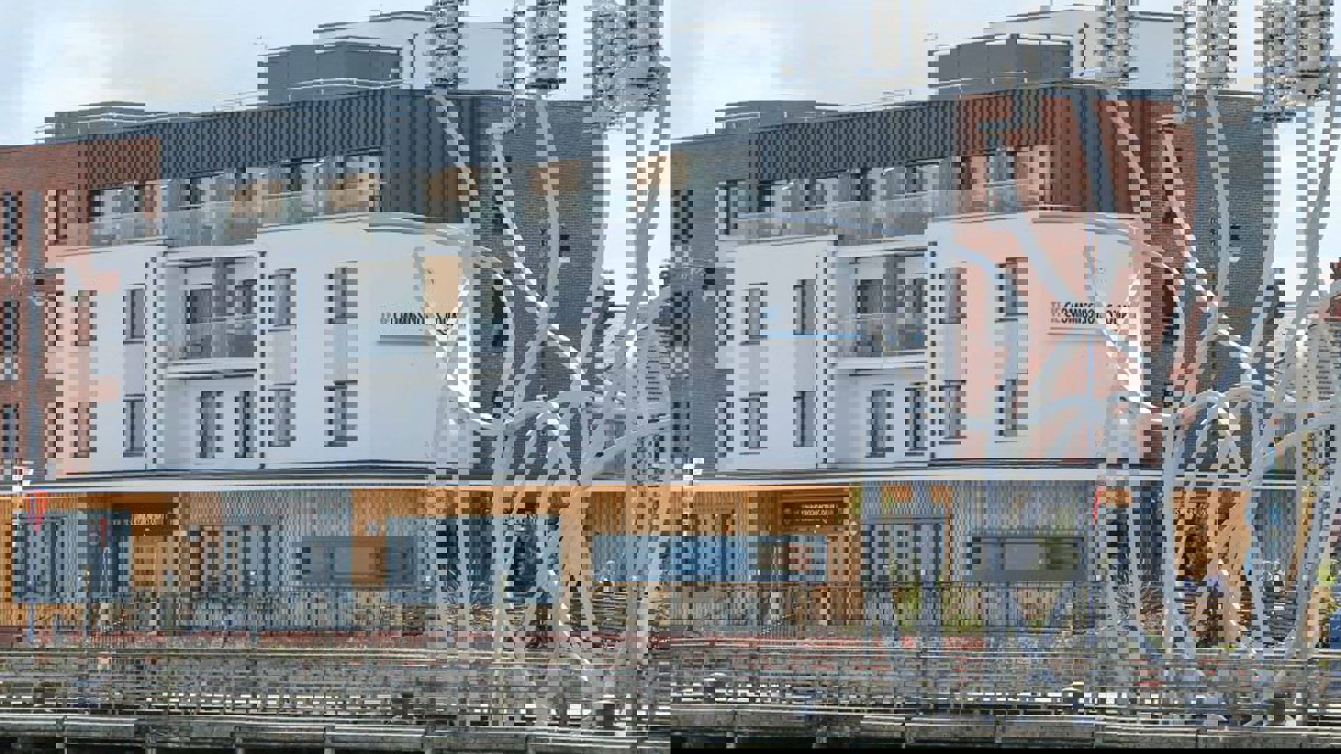 vn-large-The-Commissioners-Quay-Inn-has-a-stunning-waters-edge-location-