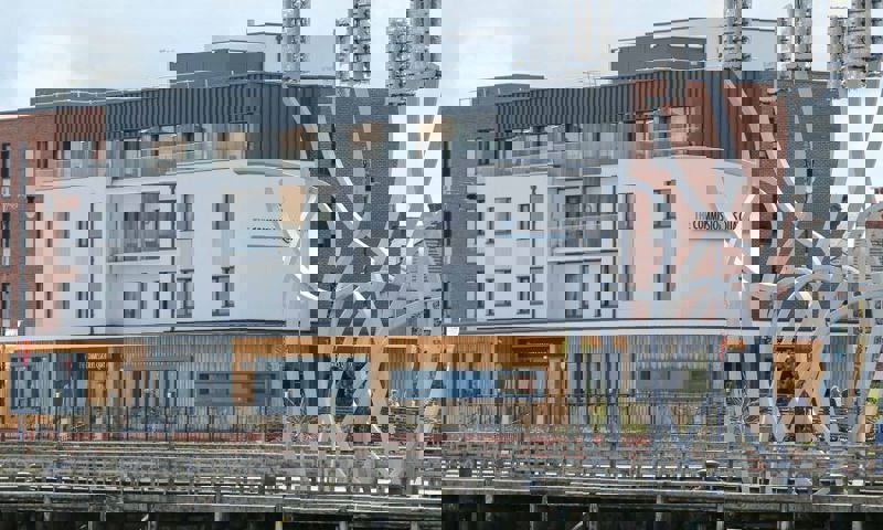 vn-large-The-Commissioners-Quay-Inn-has-a-stunning-waters-edge-location-